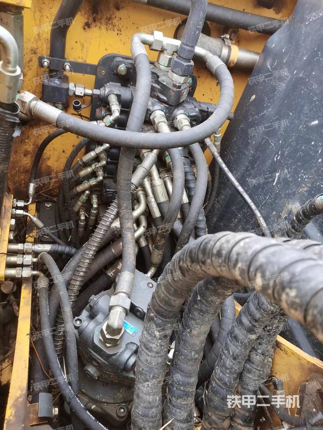 回转马达和主控阀（整机外观）