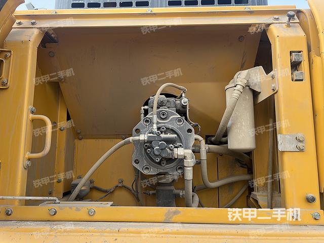 液压泵舱室正面整体（整机外观）