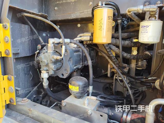 液压泵舱室正面整体（整机外观）