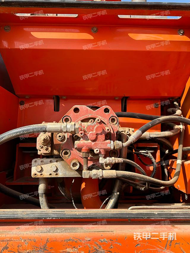 液压泵舱室正面整体（整机外观）