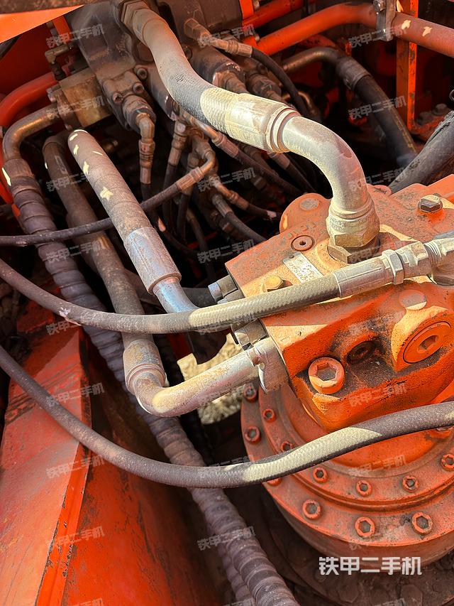 回转马达和主控阀（整机外观）