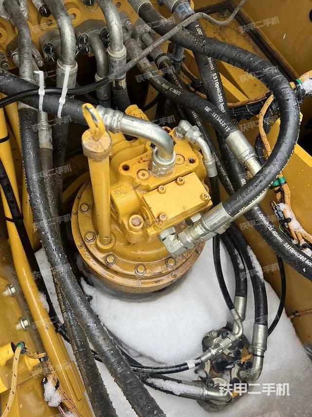 回转马达和主控阀（整机外观）