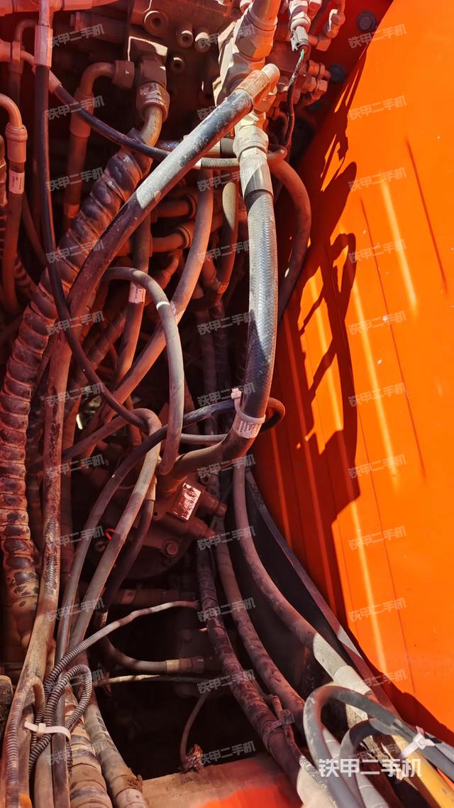 回转马达和主控阀（整机外观）