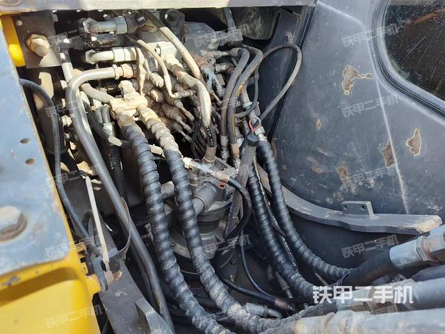 回转马达和主控阀（整机外观）