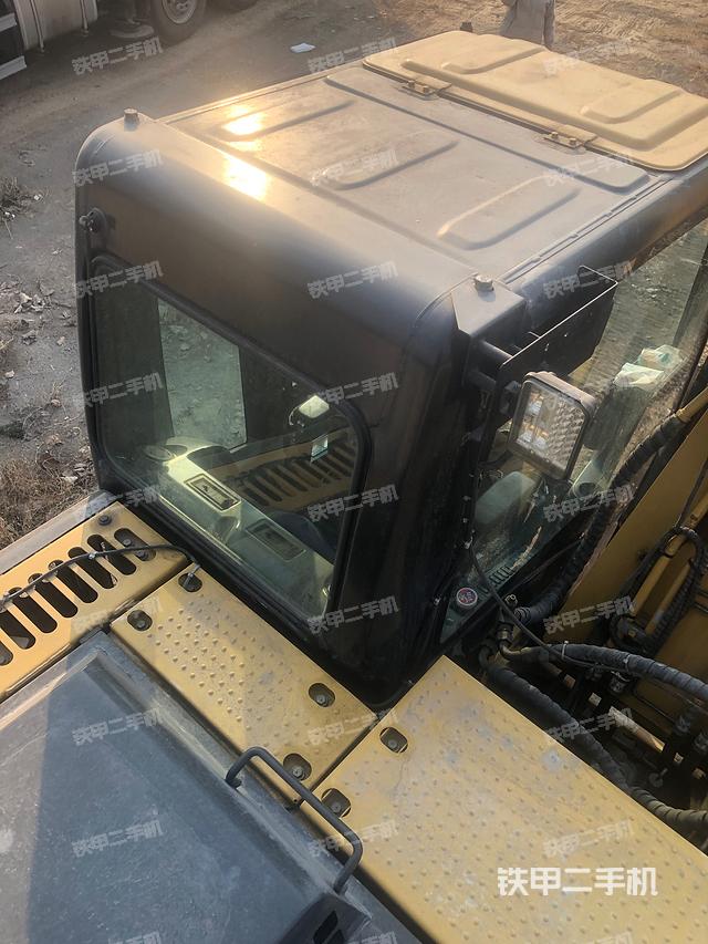 驾驶室顶部（整机外观）