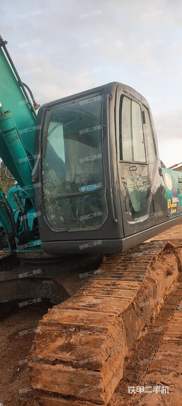 驾驶室顶部（整机外观）