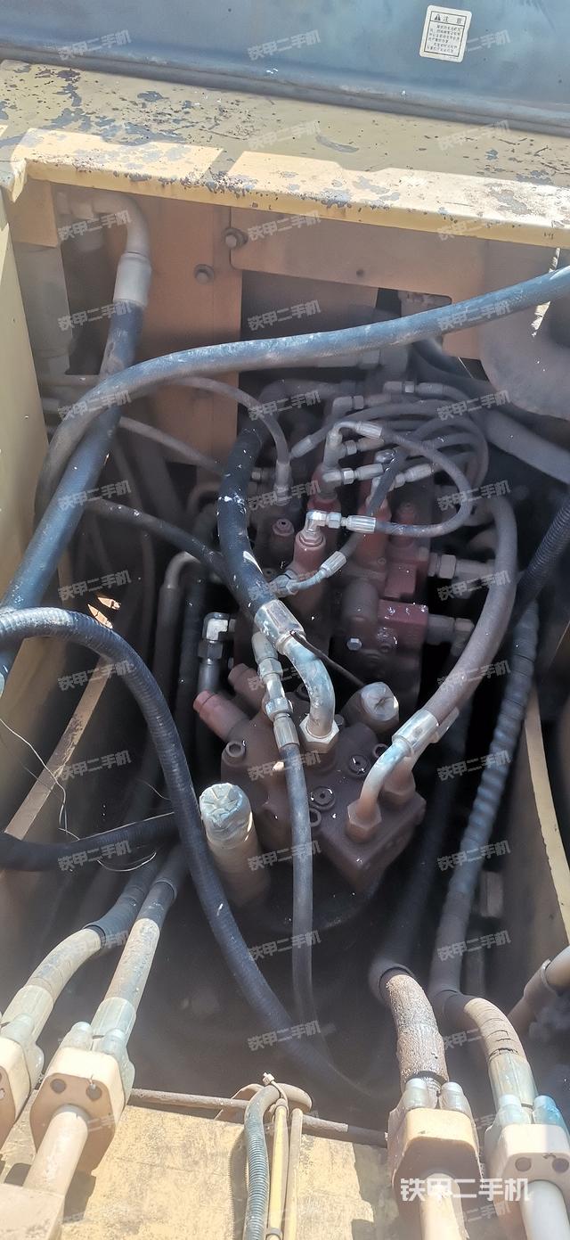 回转马达和主控阀（整机外观）