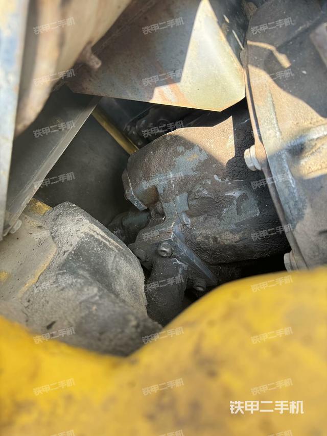 液压泵舱室正面整体（整机外观）