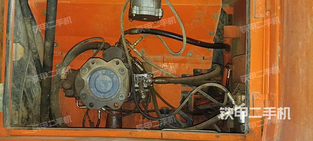 液压泵舱室正面整体（整机外观）