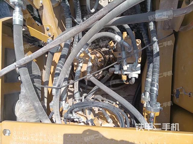 回转马达和主控阀（整机外观）