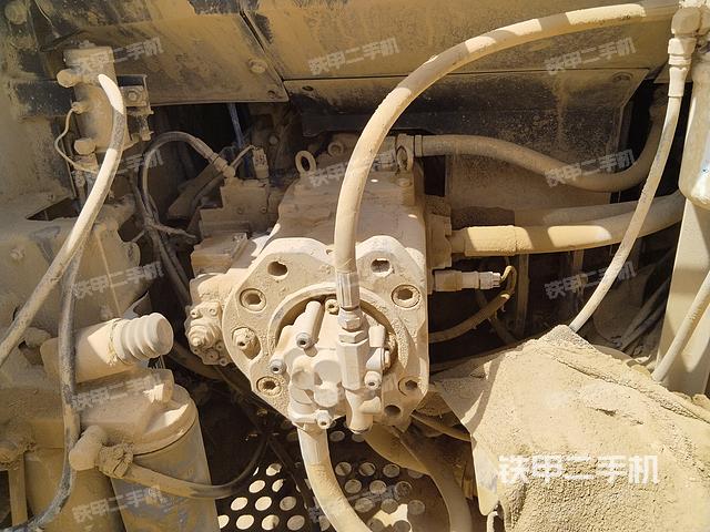 液压泵舱室正面整体（整机外观）