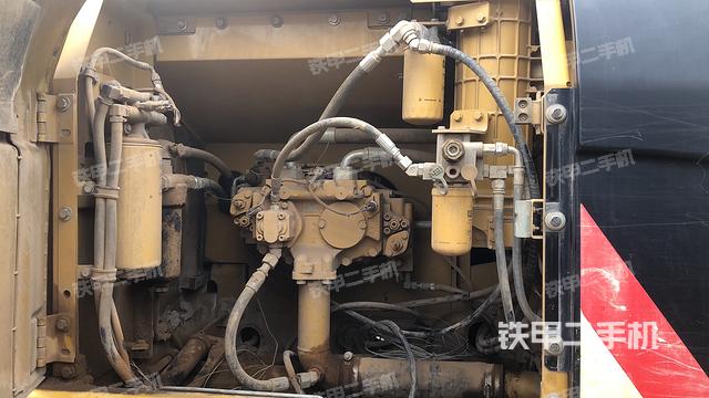 液压泵舱室正面整体（整机外观）