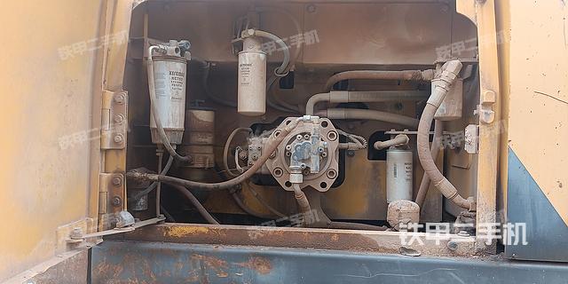 液压泵舱室正面整体（整机外观）