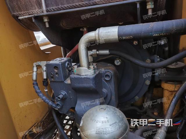 液压泵舱室正面整体（整机外观）