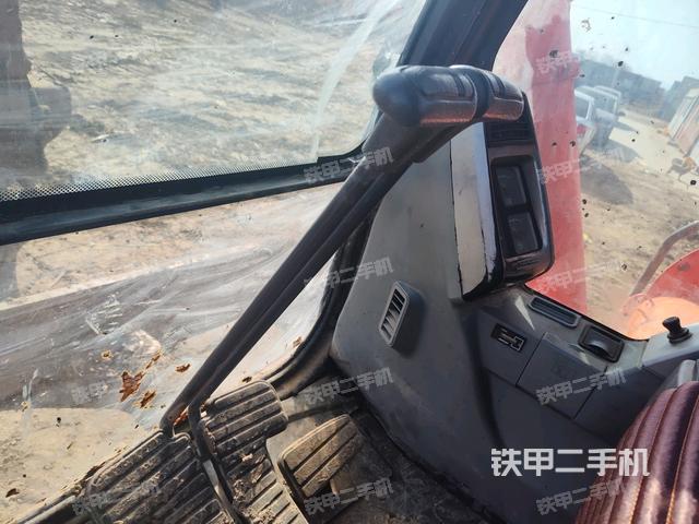 行走控制手柄和踏板 俯拍（驾驶室部分）