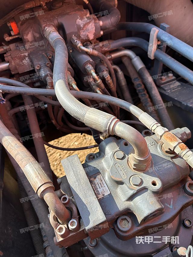 回转马达和主控阀（整机外观）