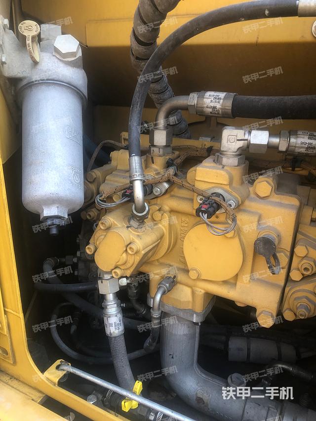 液压泵舱室正面整体（整机外观）