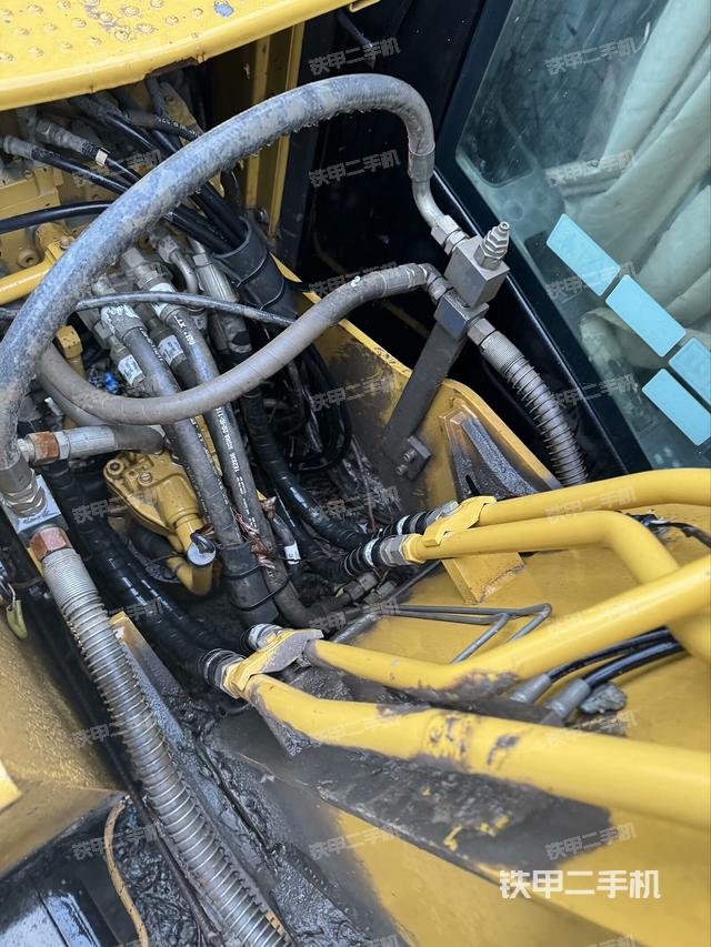 回转马达和主控阀（整机外观）