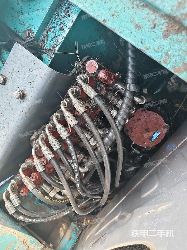 回转马达和主控阀（整机外观）