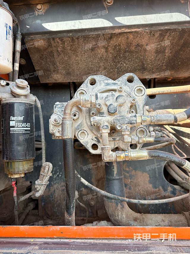 液压泵舱室正面整体（整机外观）