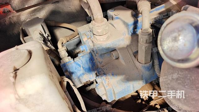 液压泵舱室正面整体（整机外观）