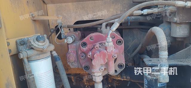 液压泵舱室正面整体（整机外观）