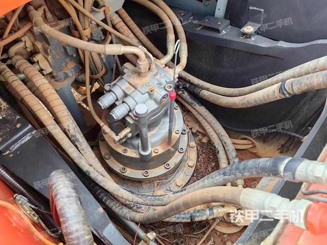 回转马达和主控阀（整机外观）