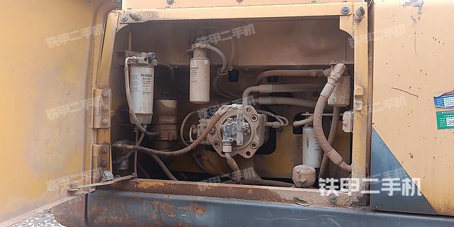 液压泵舱室正面整体（整机外观）