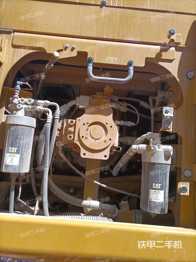 液压泵舱室正面整体（整机外观）