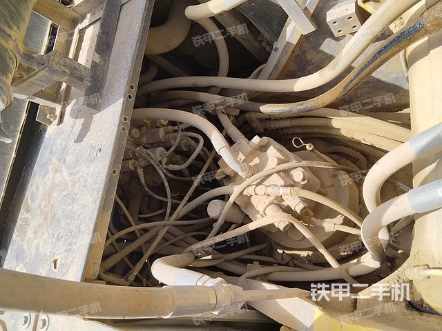 回转马达和主控阀（整机外观）