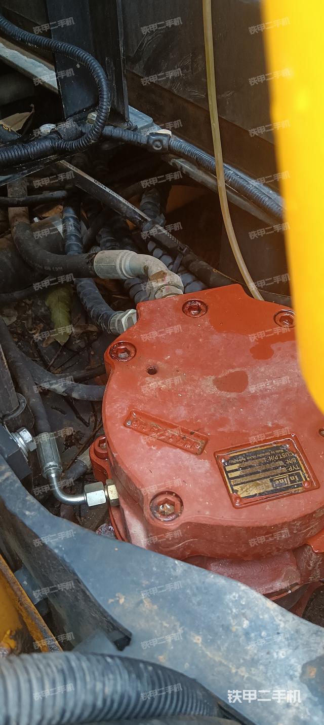 回转马达和主控阀（整机外观）