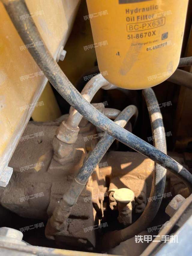 液压泵舱室正面整体（整机外观）