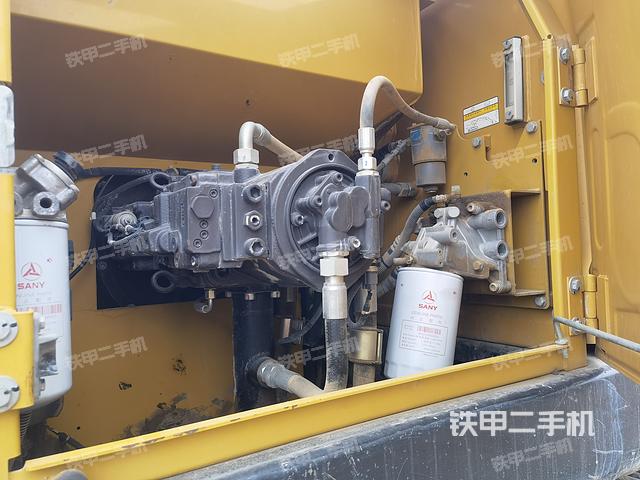 液压泵舱室正面整体（整机外观）