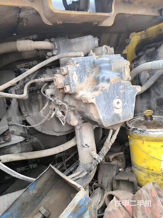 液压泵舱室正面整体（整机外观）