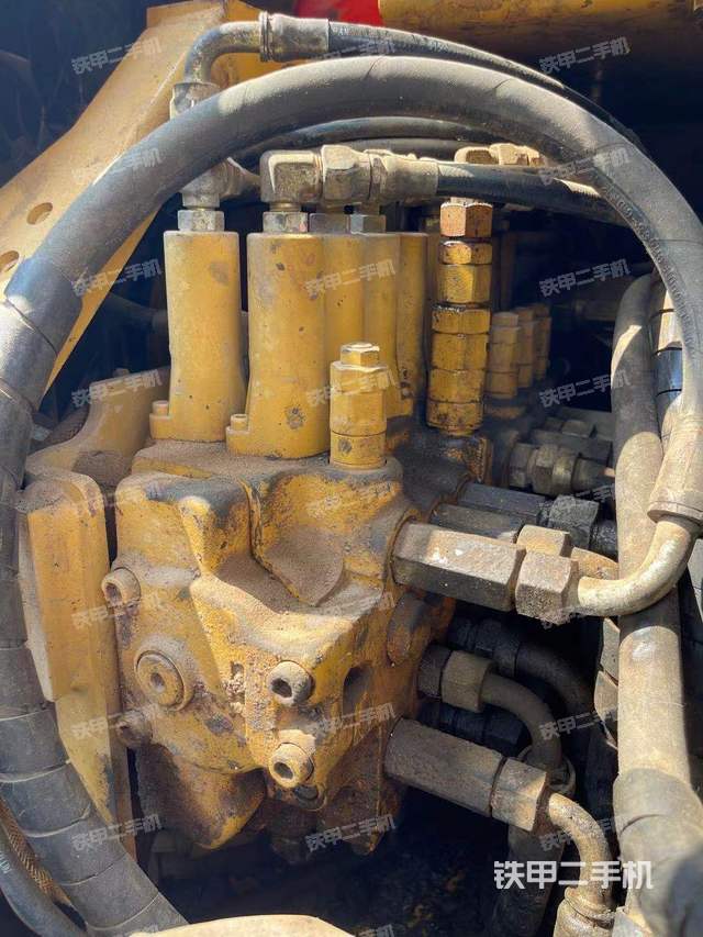 回转马达和主控阀（整机外观）