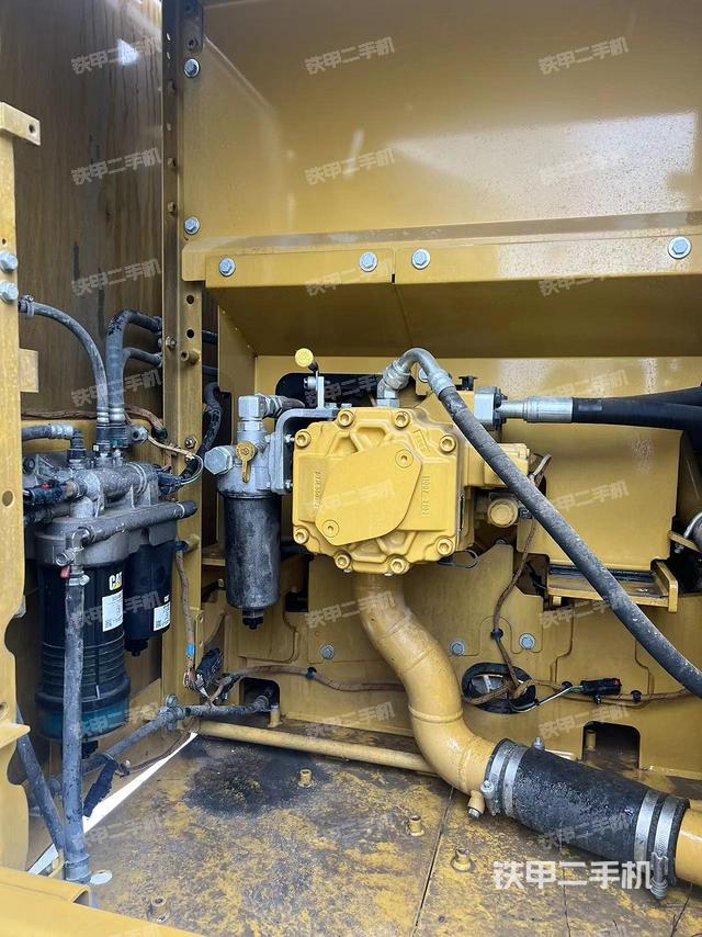 液压泵舱室正面整体（整机外观）