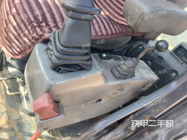 座椅右侧控制台/钥匙门/油门/含右手柄（驾驶室部分）