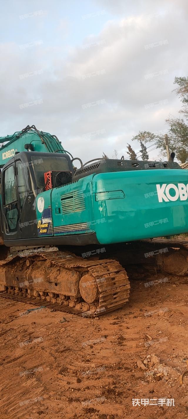 液压泵舱室正面整体（整机外观）