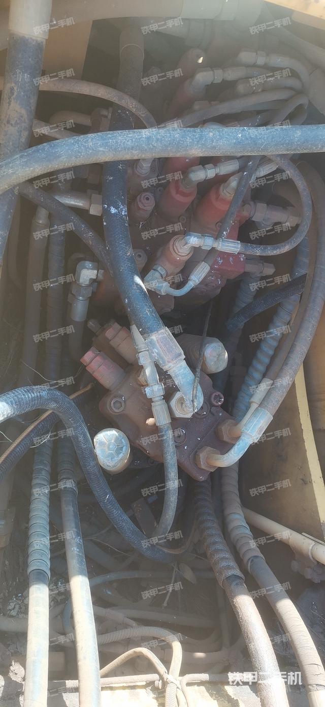 回转马达和主控阀（整机外观）