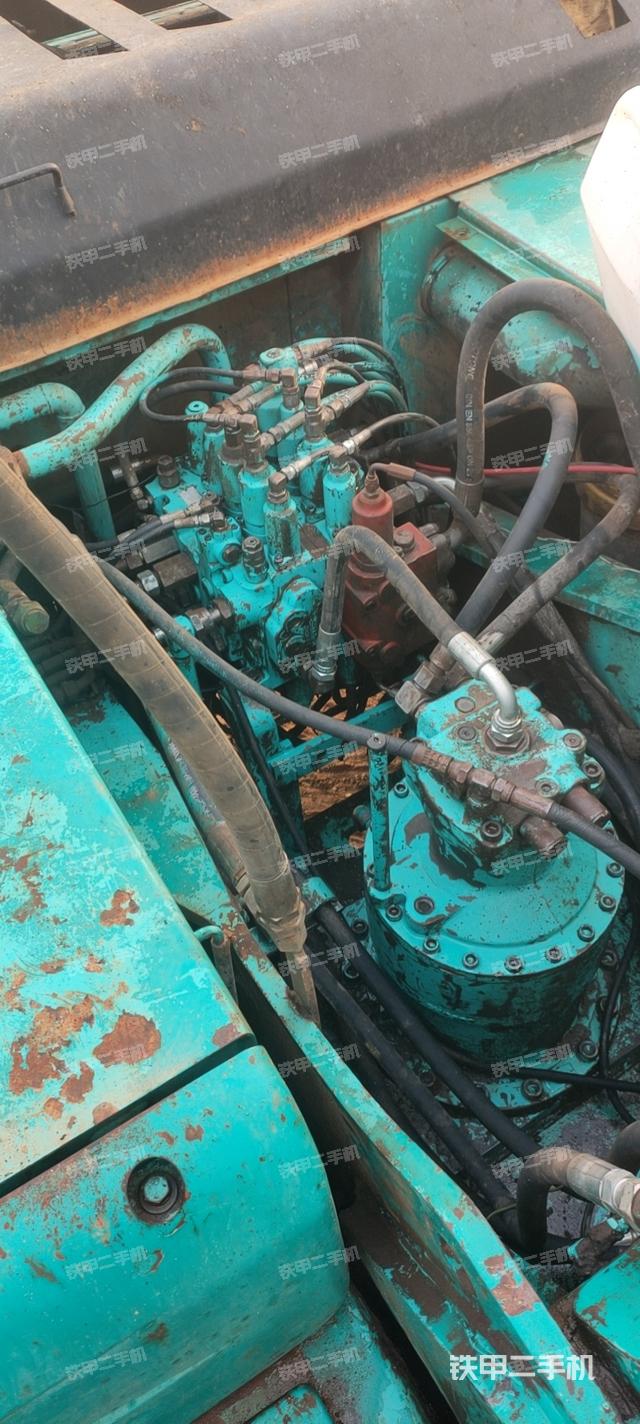 回转马达和主控阀（整机外观）