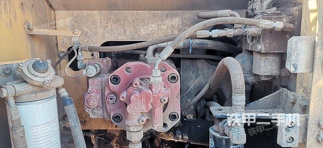 液压泵舱室正面整体（整机外观）