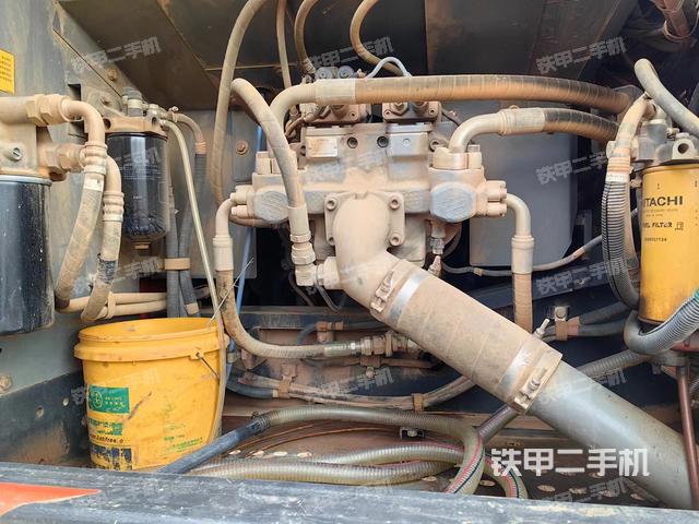 液压泵舱室正面整体（整机外观）