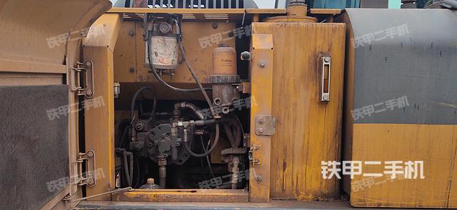 液压泵舱室正面整体（整机外观）