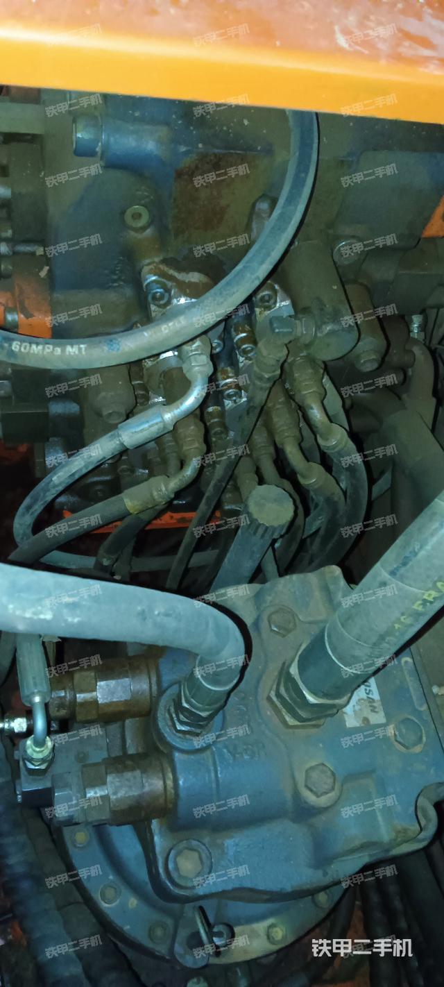 回转马达和主控阀（整机外观）