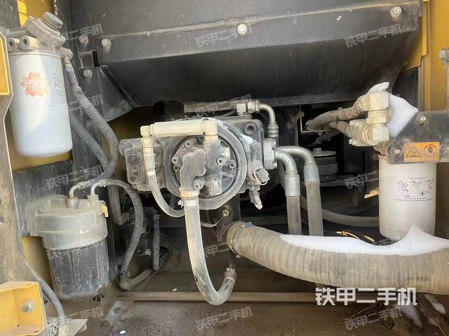 液压泵舱室正面整体（整机外观）