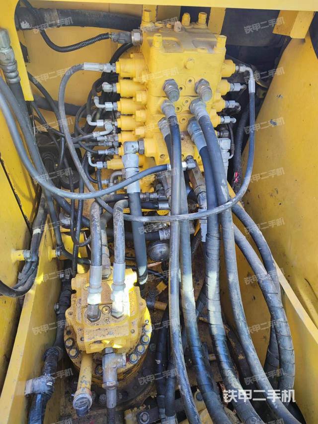 回转马达和主控阀（整机外观）