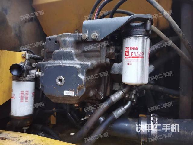 液压泵舱室正面整体（整机外观）