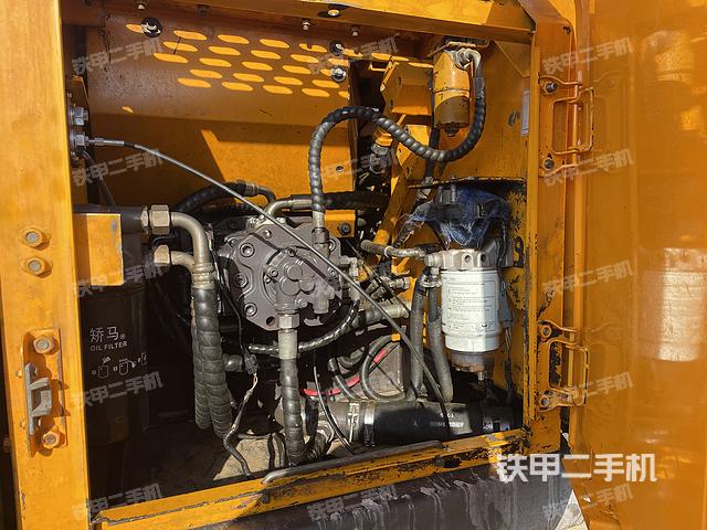 液压泵舱室正面整体（整机外观）