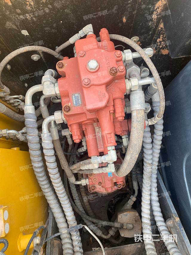 回转马达和主控阀（整机外观）