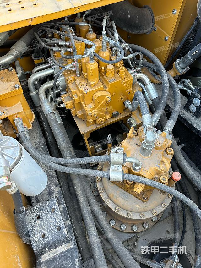 回转马达和主控阀（整机外观）